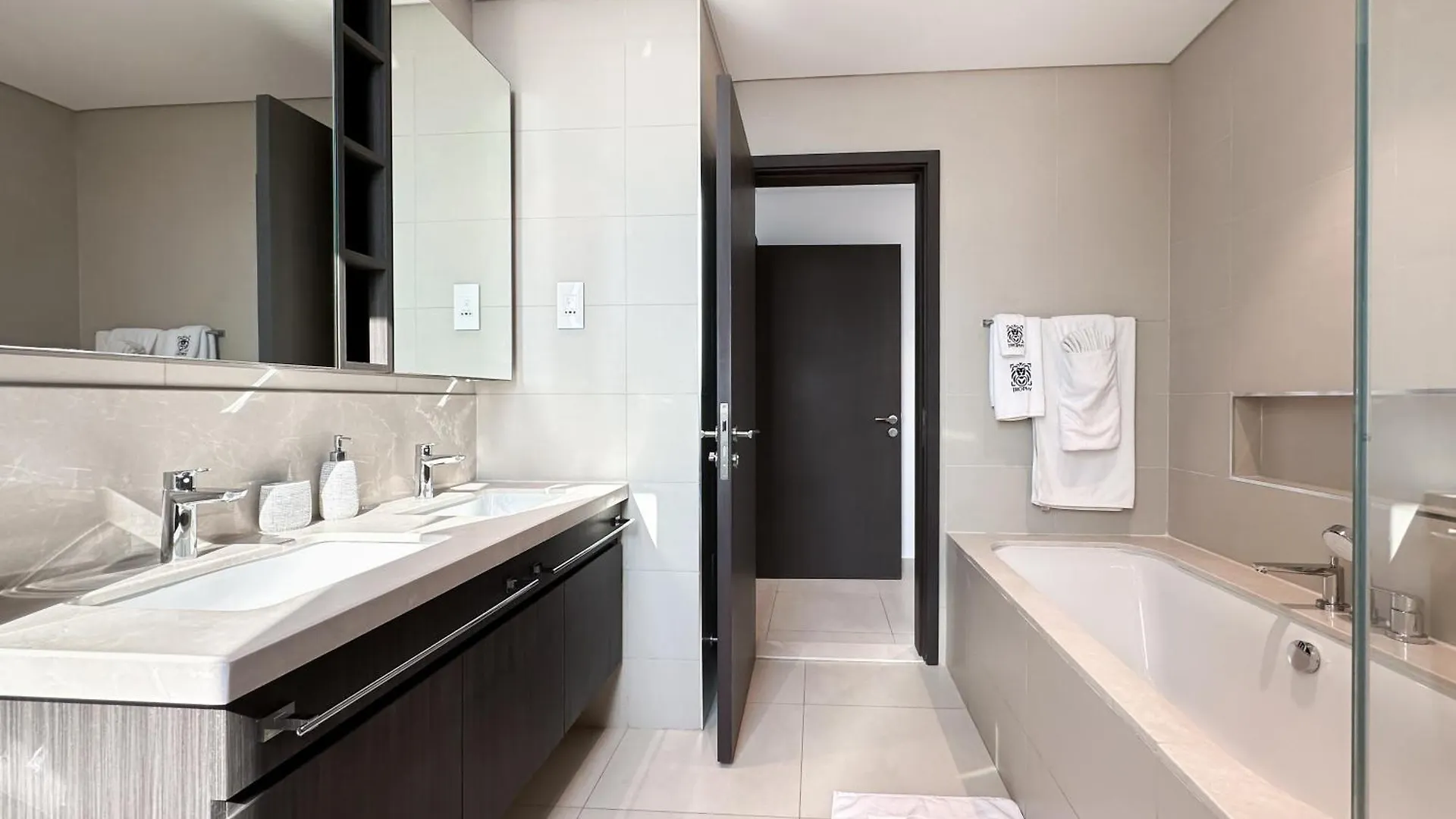 Stylish 2 Bedroom Dior-Inspired Apartment Connected To Dubai Mall